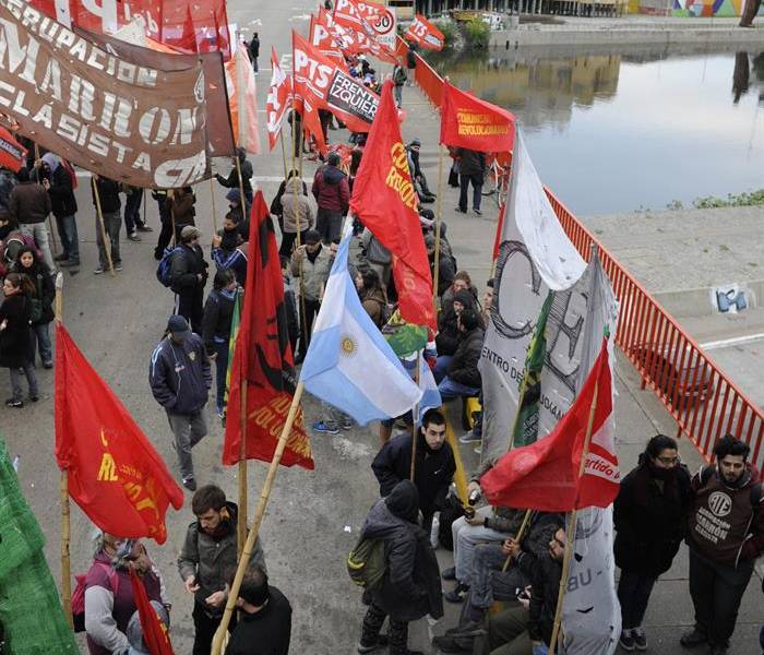 Cancelan vuelos entre Uruguay y Argentina por huelga de sindicatos argentinos