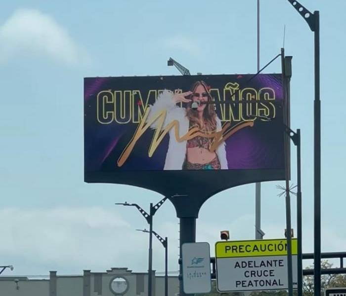 Fans de Mar Rendón celebran su cumpleaños con memes y sorpresas en las calles