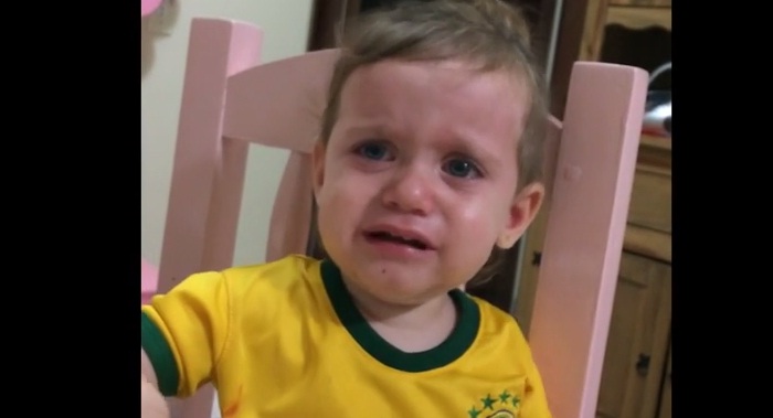 (VIDEO) La pequeña hincha brasileña que llora por la lesión de Neymar