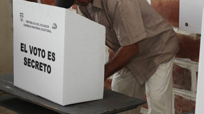 Elecciones Ecuador 2023: adulto mayor muere de un infarto dentro de recinto electoral en Guayaquil