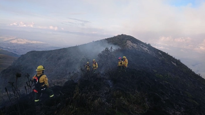 Reportan incendio forestal en el cerro Atacazo en Quito