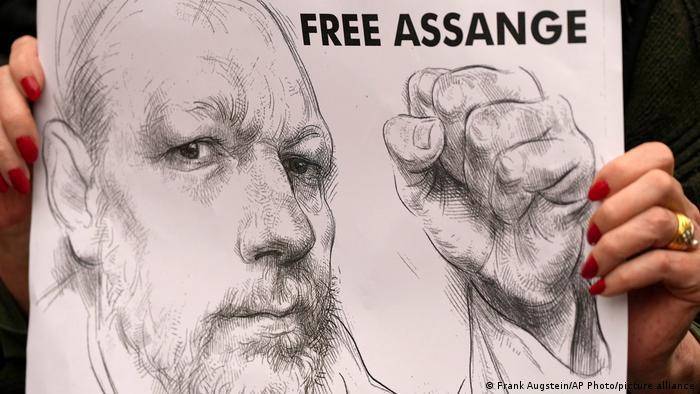 Periodistas austríacos premian a Assange por su compromiso con la verdad