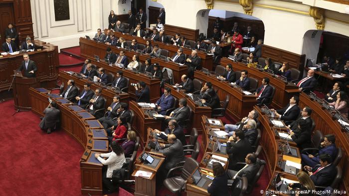 Congreso busca destituir al presidente de Perú