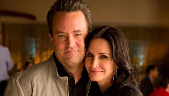 Courteney Cox sobre la muerte de Matthew Perry: Me visita bastante