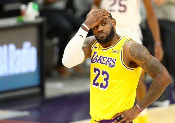 Lebron James, figura de Los Lakers lamentando una nueva derrota.