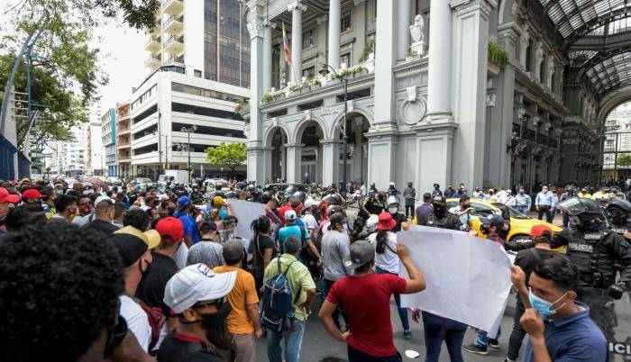 Cientos de comerciantes informales marcharon hasta la Alcaldía de Guayaquil