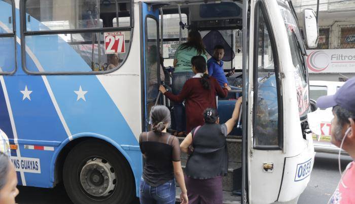 Delincuentes asaltan a un bus en 'Flor de Bastión', Guayaquil