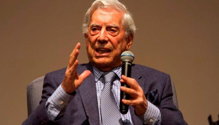 Ecuador condecorará este lunes al escritor Mario Vargas Llosa