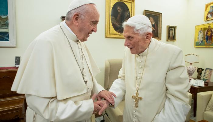 Benedicto XVI retira su firma del controvertido libro sobre el celibato