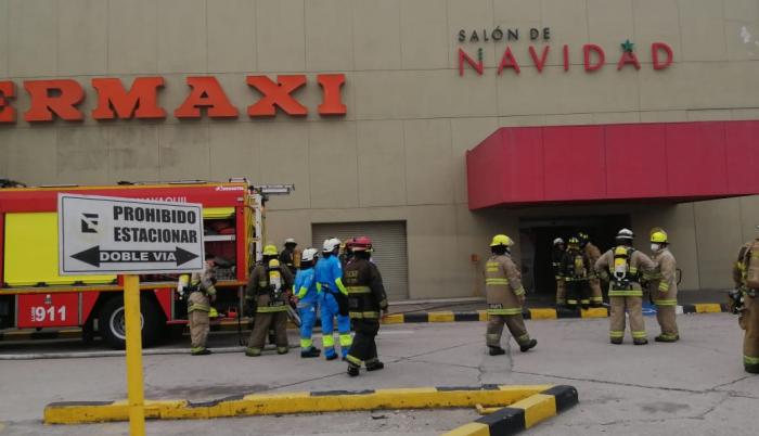 Incendio en centro comercial Albán Borja afecta local de ropa