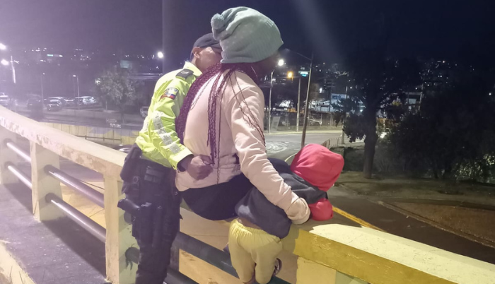 La Policía evita que una madre se lance con su hija de un puente en el norte de Quito