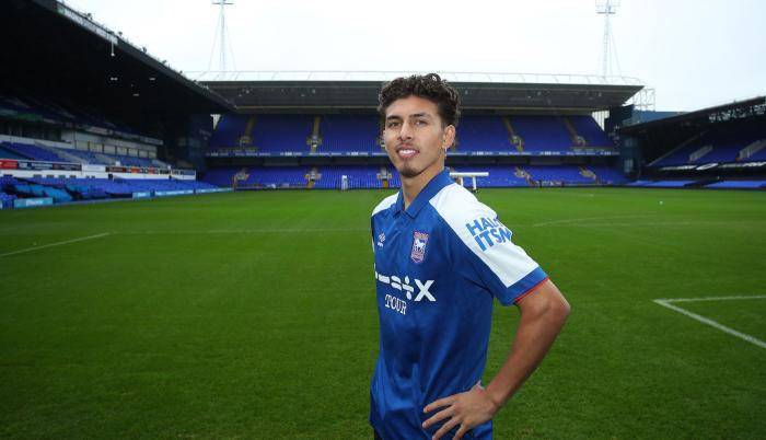 Jeremy Sarmiento debuta con victoria en el Ipswich Town por la FA Cup