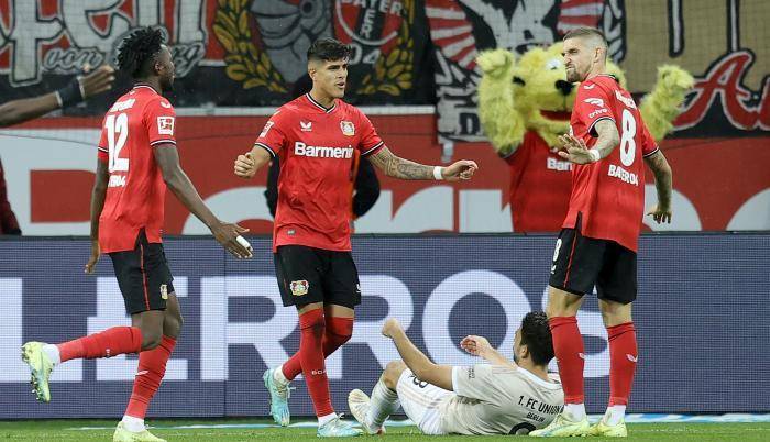 Bayer Leverkusen rescata un agónico empate sobre el Borussia Dortmund para seguir puntero en Alemania