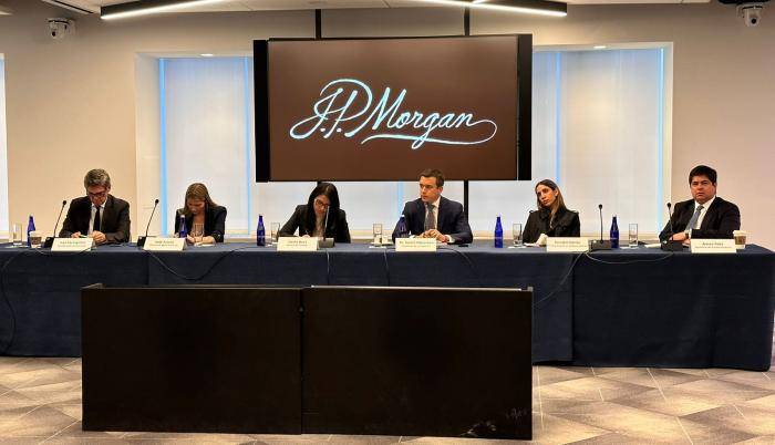 Imagen de la reunión de Daniel Noboa y su equipo con directivos del banco JP Morgan. En el extremo derecho está Arturo Félix.