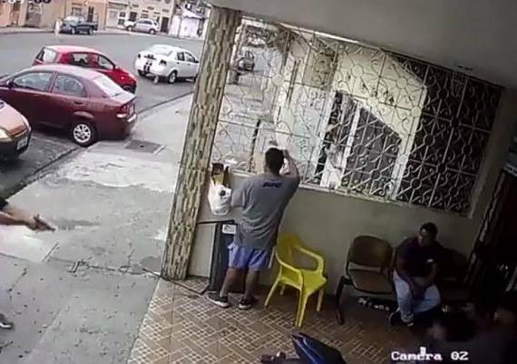 Múltiples imágenes se repiten en Guayaquil. Hombres armados robando celulares y otros objetos a los ciudadanos de manera violenta. Foto: Referencial