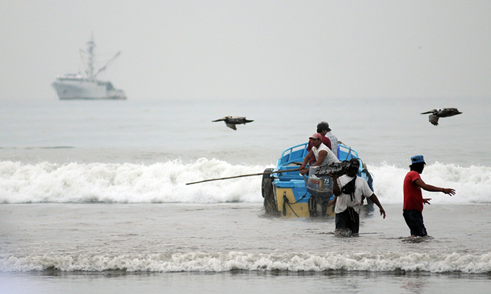 Ecuador alerta que pescadores pueden caer en redes de narcotráfico tras sismo