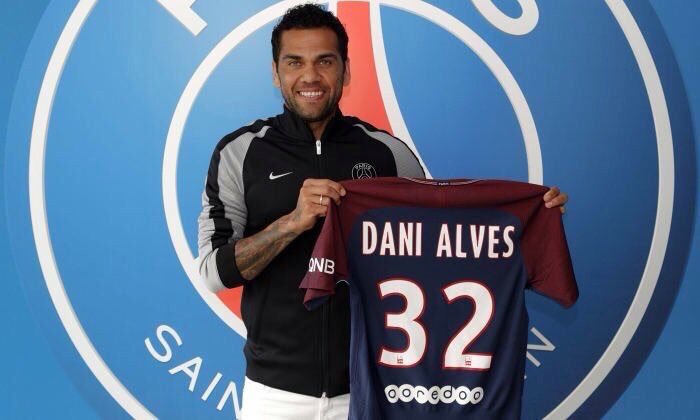 Dani Alves es presentado en el Paris Saint Germain de Francia