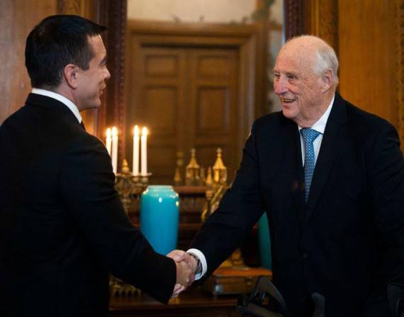 Daniel Noboa saluda con el Rey Harald V.