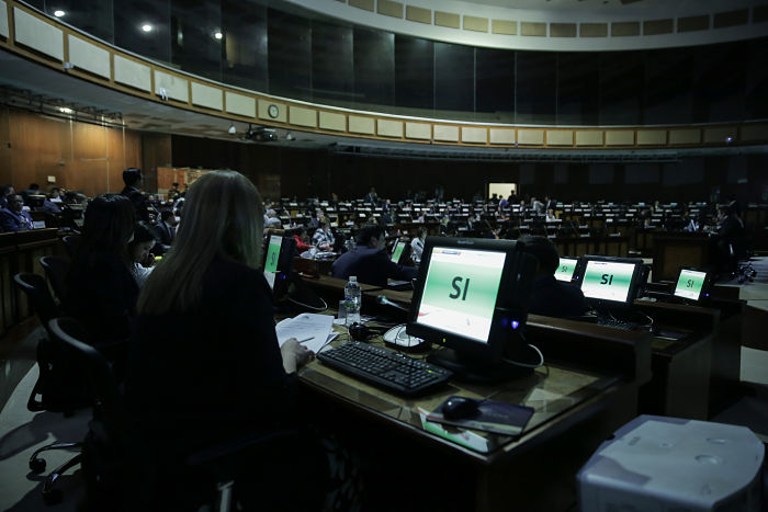 Gabriela Rivadeneira asegura que “hombre del maletín” regresó a Asamblea