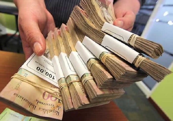 Venezuela devalúa moneda casi 35% en medio de crisis