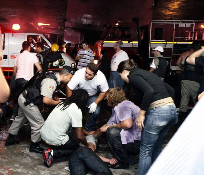 Sube a 245 número de muertos por incendio en discoteca en Brasil