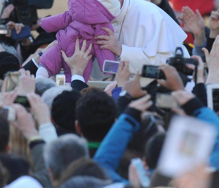 Francisco dice que el poder del papa es el servicio a los pobres