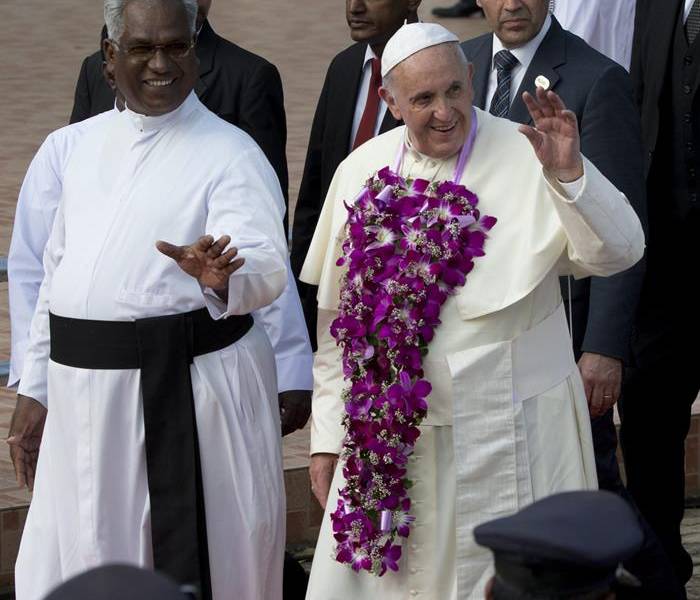 El papa visita de improviso un templo budista en Sri Lanka