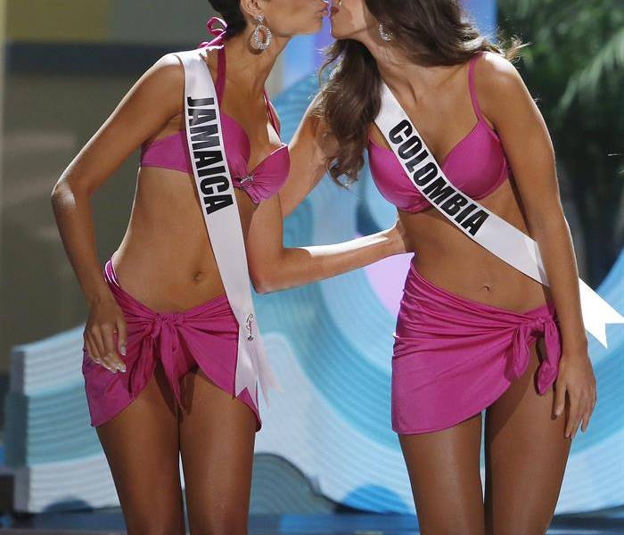 La polémica imagen del supuesto beso entre Miss Jamaica y Miss Colombia