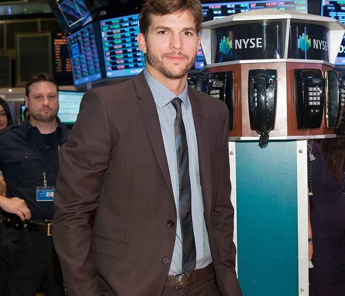 Ashton Kutcher revoluciona la bolsa de Nueva York para promocionar &quot;Jobs&quot;
