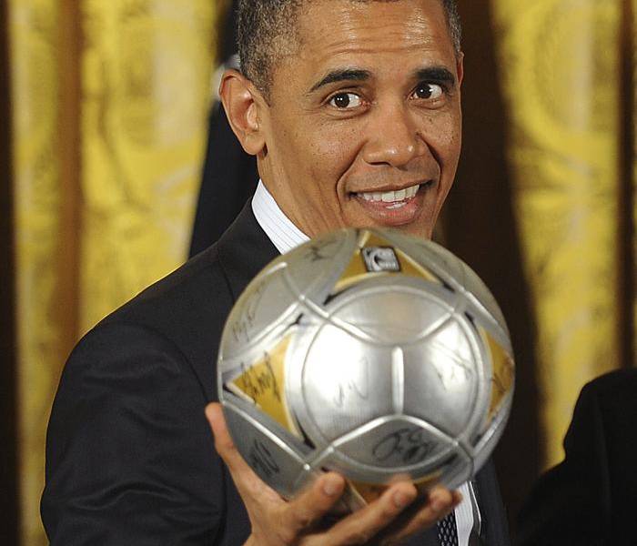 Barack Obama maniobró con un balón de fútbol al recibir al Galaxy