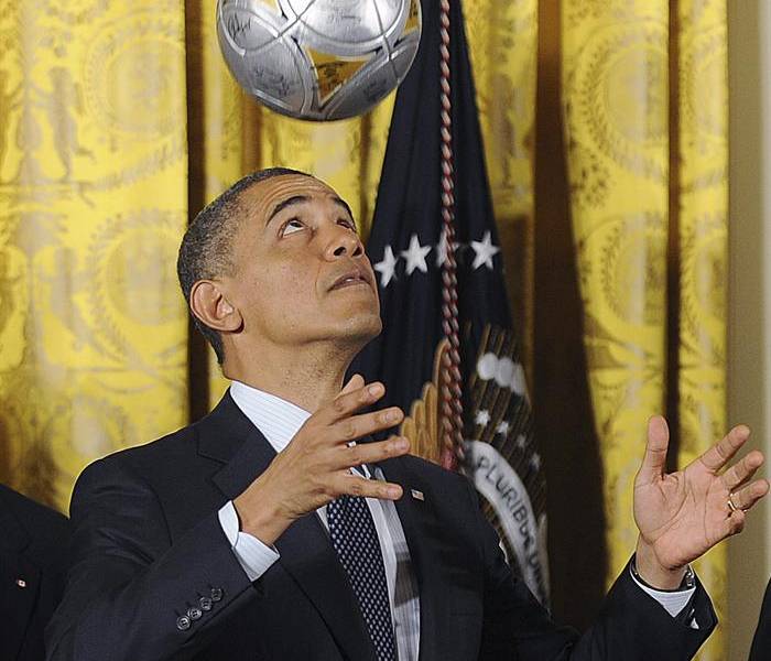 Barack Obama maniobró con un balón de fútbol al recibir al Galaxy