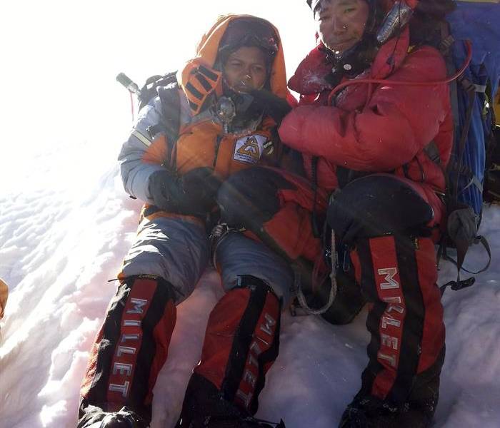 Adolescente de 13 años se convierte en la más joven en escalar el Everest