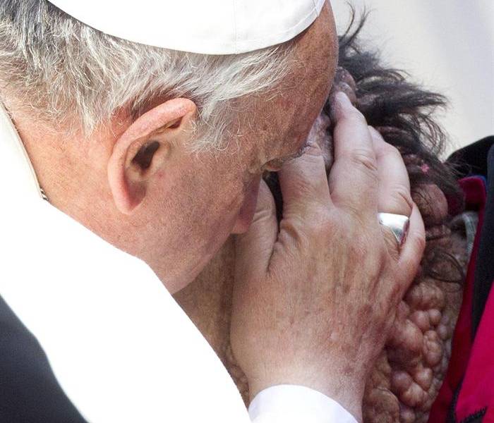 Papa Francisco vuelca su atención en dos enfermos durante la audiencia