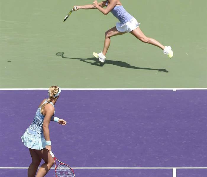 Martina Hingis regresa al podio y consigue su primer título en 7 años