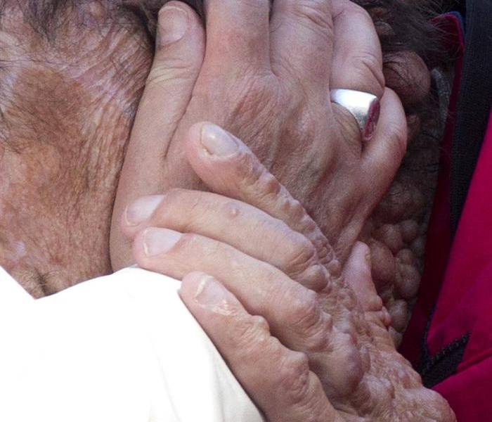 Papa Francisco vuelca su atención en dos enfermos durante la audiencia