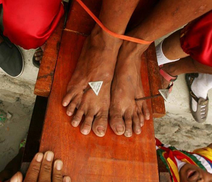 Una treintena de filipinos se crucifican por el Viernes Santo