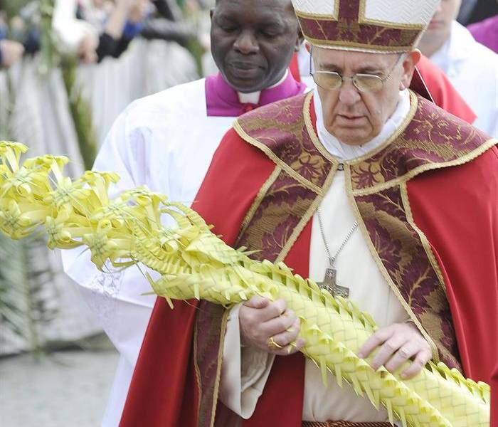 Francisco abre los ritos de su primera Semana Santa como papa