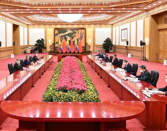 Imagen de la reunión entre el presidente de Ecuador y el de China juntos a ministros de ambos países.