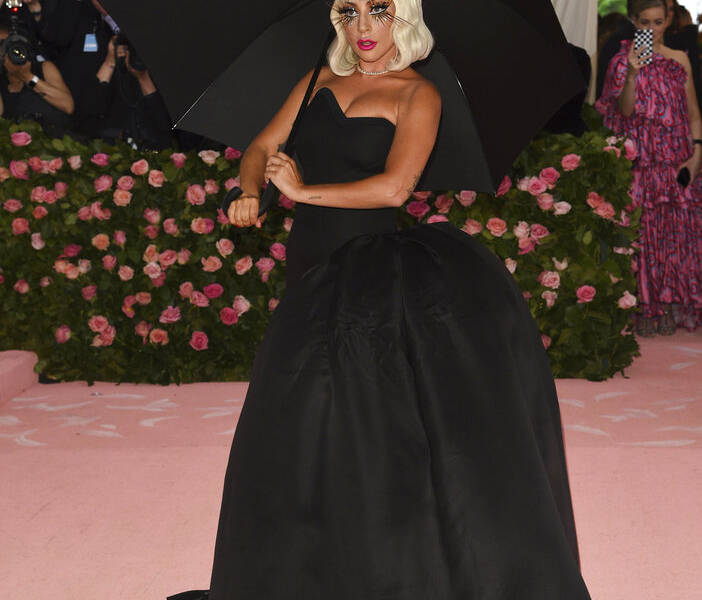 Lady Gaga hace show en la gala del Met