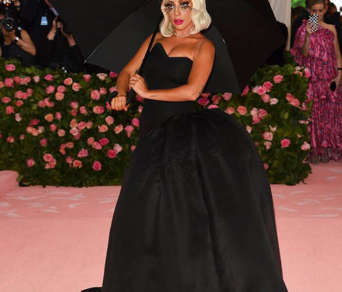 Lady Gaga hace show en la gala del Met