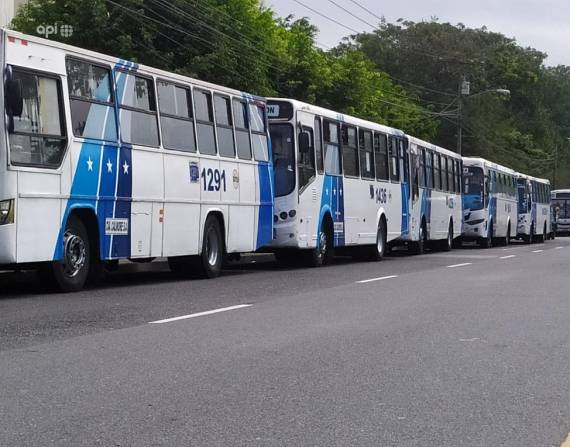El 50% de buses urbanos se paralizaron en Guayaquil para exigir aumento de pasaje