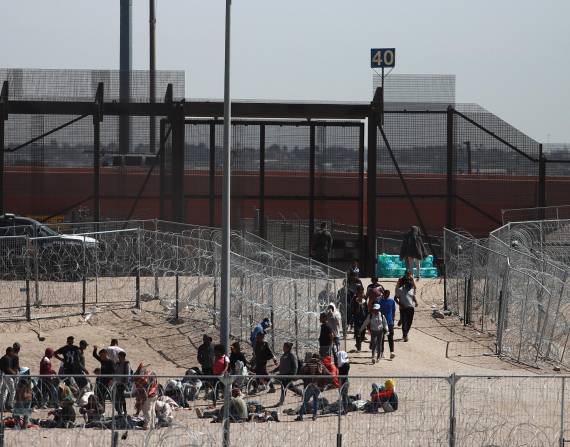 CIUDAD JUÁREZ (MÉXICO), 18/04/2024.- Fotografía aérea que muestra a migrantes en la frontera con Estados Unidos, este jueves en Ciudad Juárez (México). Unos 400 migrantes lograron entrar por la fuerza hasta el muro entre Juárez y El Paso.