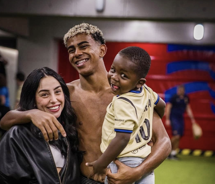 Nicki Nicole junto a Lamine Yamal y su hermanito.