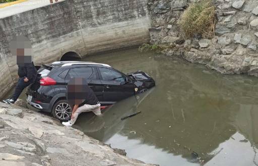Imagen de un carro encunetado tras chocar contra una moto en la vía Durán-Yaguachi.
