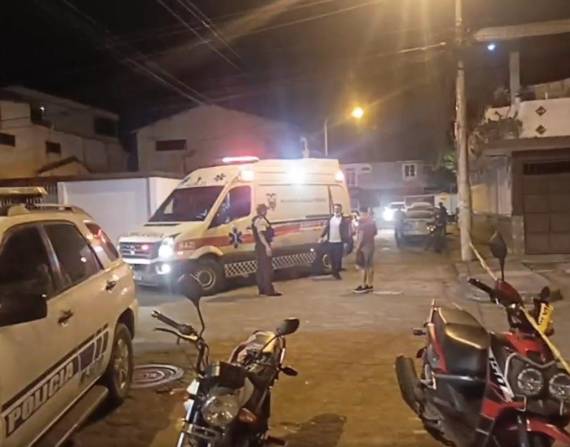 Imagen de una ambulancia que llegó al sector de Los Olivos, tras el ataque armado contra un grupo de amigos que estaban reunidos en un parque de Portoviejo.