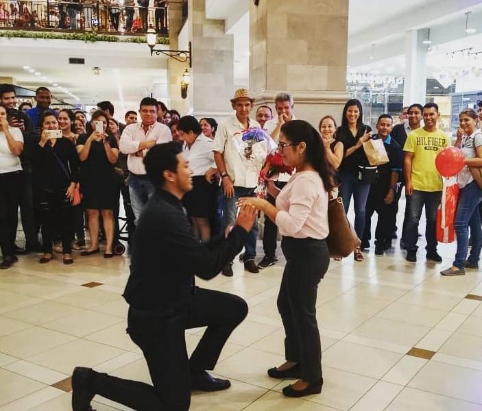 Joven pide la mano de su novia en pleno centro comercial