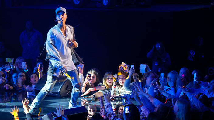 Justin Bieber mandó a callar a sus fans durante un concierto