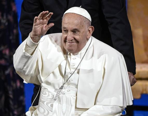 El papa Francisco saluda a los asistentes a los Estados Generales de la Natalidad en Roma, Italia.