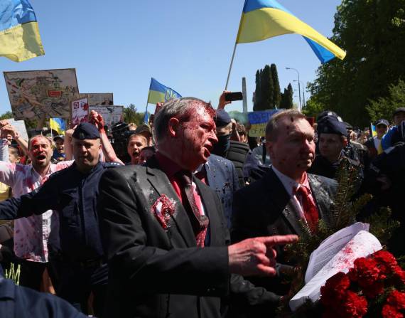 El embajador ruso en Polonia, Siergiej Andriejew (c) fue agredido este lunes en Varsovia cuando un grupo de gente le arrojó pintura roja, durante los actos convocados con motivo de la festividad nacional rusa del Día de la Victoria.