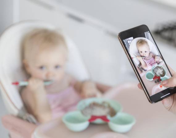 Close-up madre tomando foto del bebé